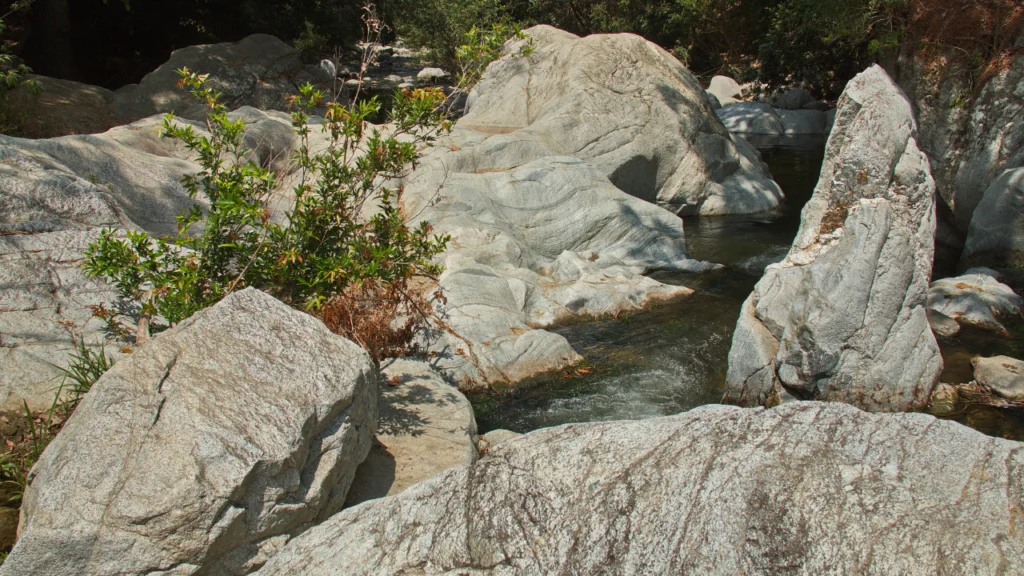 Paisaje rocoso en cascadas de Minca