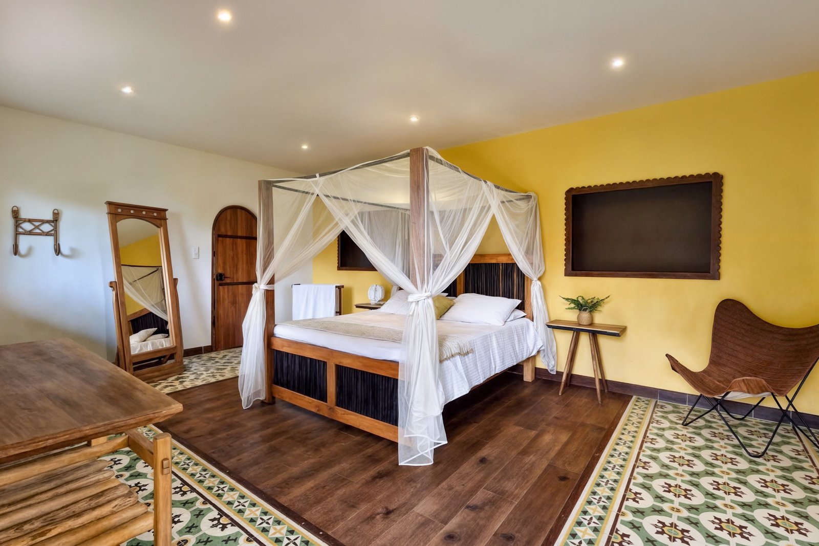 Elegant wooden suite interior at Minca colombia hotel 7 Piedras, mountain refuge in Minca